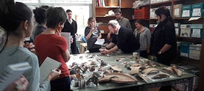 Teaching pottery at Knossos_crop